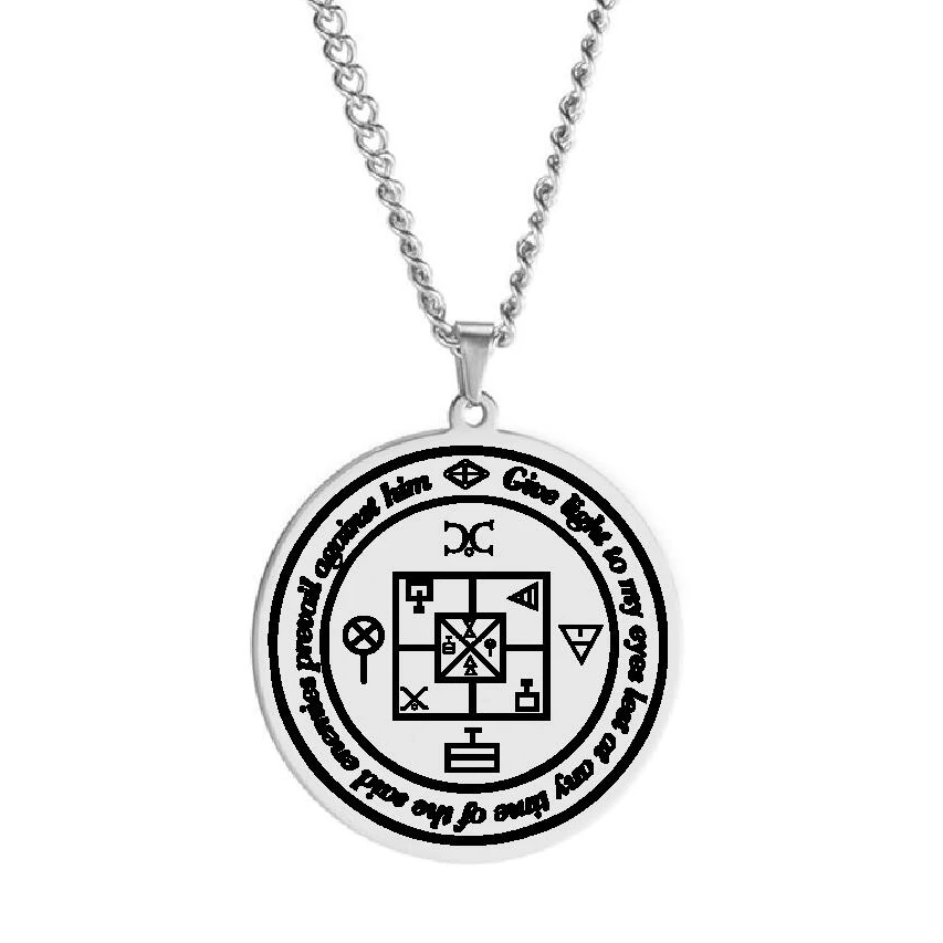 amulette-chance-gambling-acier-inoxydable-argente-avec-chaine Amulette de Chance Gambling en acier inoxydable argenté avec chaîne, gravée avec des symboles de protection et de chance.