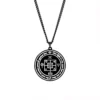 Amulette de Chance Gambling en acier inoxydable noir avec chaîne assortie, gravée avec des symboles de protection et d'invocation de chance.