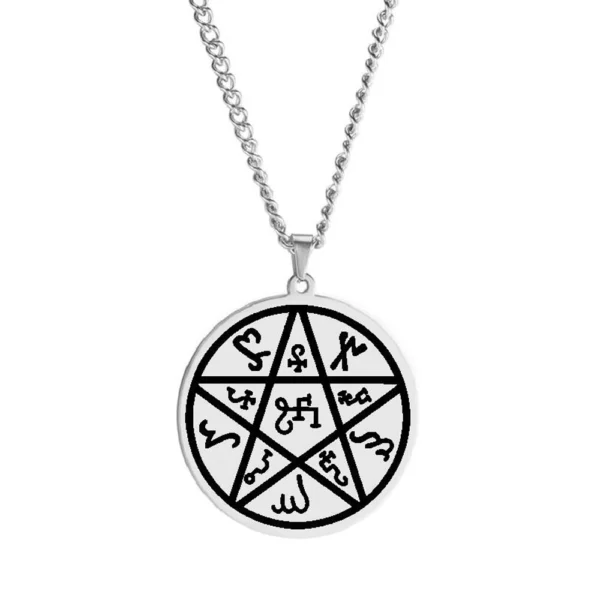 Amulette argentée Étoile de la Terre Pentacle Wicca en acier inoxydable, symbole de protection et de connexion spirituelle avec les éléments naturels.