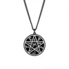 Amulette Étoile de la Terre Pentacle Wicca en acier inoxydable noir, symbole de protection spirituelle et connexion aux éléments naturels.