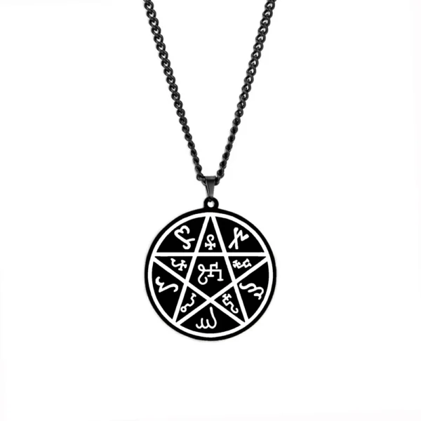 Amulette Étoile de la Terre Pentacle Wicca en acier inoxydable noir, symbole de protection spirituelle et connexion aux éléments naturels.
