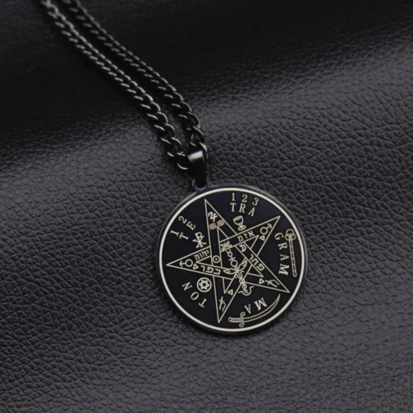 Amulette Pentagramme de Salomon en acier inoxydable noir, chaîne double, symbole spirituel et protecteur avec gravure précise.