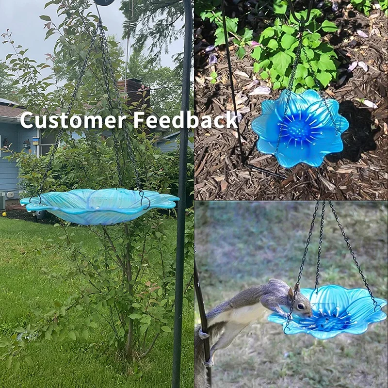 Mangeoire à oiseaux suspendue en forme de fleur bleue en verre peint, installée dans un jardin, avec un écureuil et un retour client.