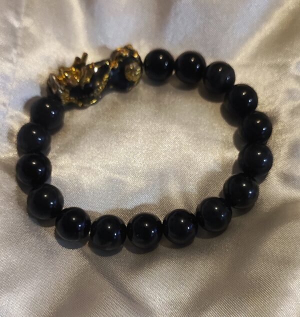 Bracelet en perles d'obsidienne noire naturelle avec ornement doré, bijou élégant pour style et protection
