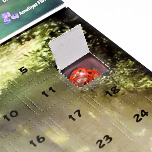Compartiment ouvert du Calendrier de l'Avent de Noël Cristal Naturel 2024, révélant une pierre rouge unique
