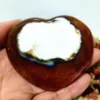 coeur-agate-inclusion-blanche-unique-naturelle-harmonie Cœur en agate naturelle avec large inclusion blanche, symbole de pureté et d'harmonie, tenu en main