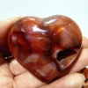 coeur-agate-rouge-naturelle-cavite-cristalline-harmonie Cœur en agate rouge naturelle avec cavité cristalline, symbole de sérénité et d'équilibre énergétique, tenu en main