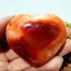 coeur-agate-rouge-orange-naturelle-vibrations-positives Cœur en agate rouge et orange naturelle, pierre pour des vibrations positives et l'équilibre énergétique, tenu en main