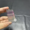 Cristal de quartz en fluorite naturelle avec des couches fines translucides, aux teintes subtiles de violet et blanc.