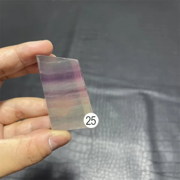 Cristal de quartz en fluorite naturelle avec des couches fines translucides, aux teintes subtiles de violet et blanc.