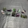 Cristaux de quartz arc-en-ciel en fluorite naturelle de formes variées, pierres précieuses pour méditation et harmonie énergétique.