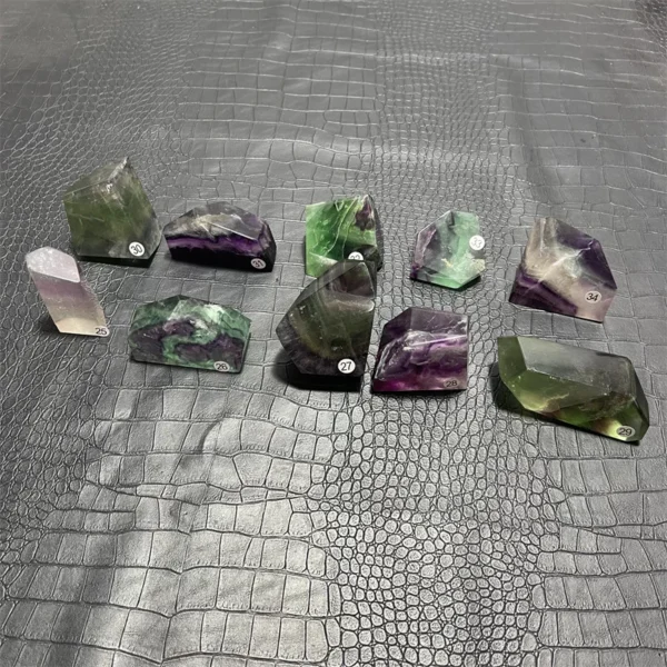 Cristaux de quartz arc-en-ciel en fluorite naturelle de formes variées, pierres précieuses pour méditation et harmonie énergétique.
