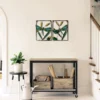 Décoration murale en forme de libellule en métal et verre installée dans un intérieur moderne et élégant