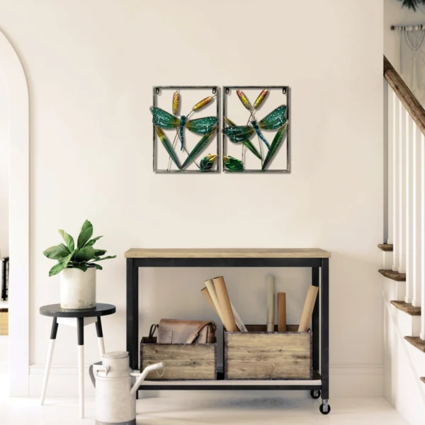 Décoration murale en forme de libellule en métal et verre installée dans un intérieur moderne et élégant