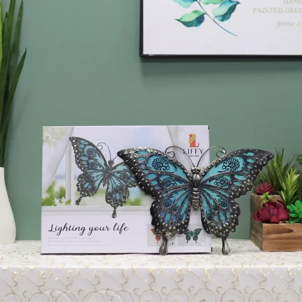 Décoration murale en métal papillon bleu avec packaging Liffy, parfaite pour intérieur et extérieur.