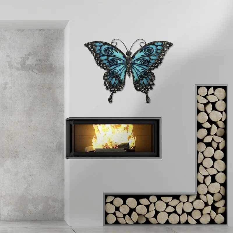Décoration murale en métal papillon bleu dans un salon moderne avec cheminée, ajout d'élégance naturelle.