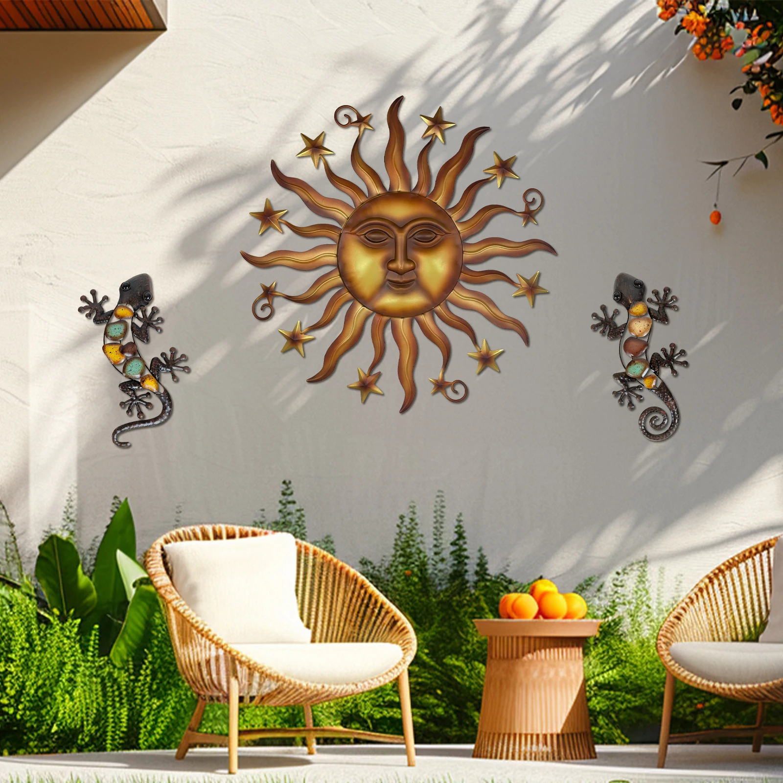 decoration-murale-metal-soleil-3d-terrasse-avec-lezards Décoration murale en métal en forme de soleil 3D et lézards colorés, installée sur un mur de terrasse.