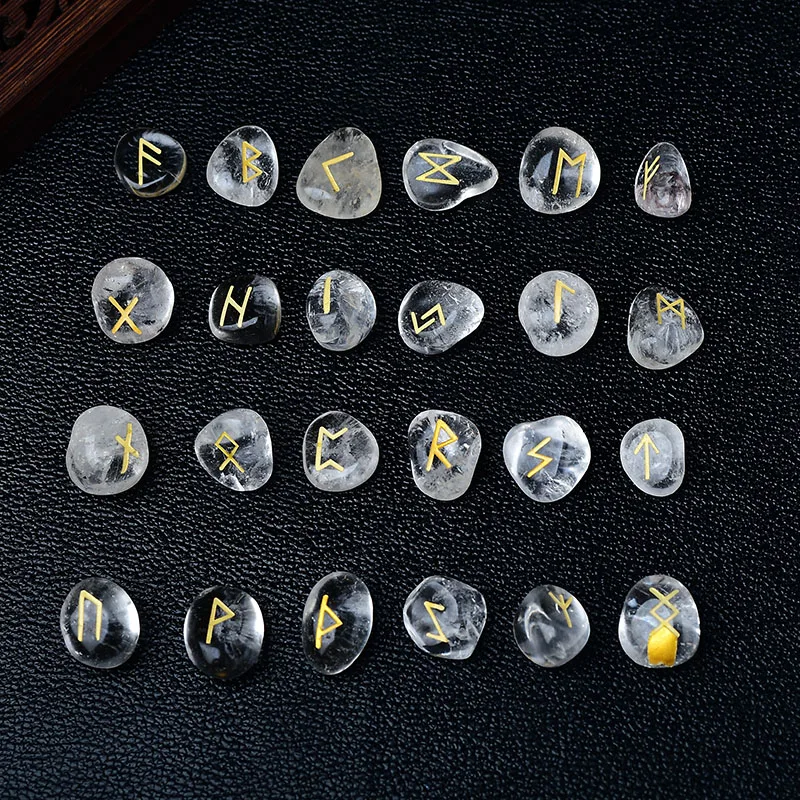 Runes en quartz clair naturel, gravées de symboles anciens pour la divination et la méditation spirituelle