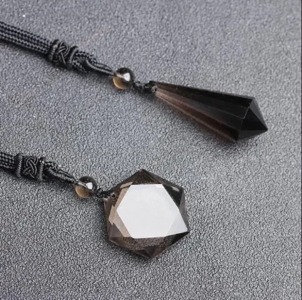 Pendentif en cristal de quartz fumé naturel avec Étoile de David et pointe, idéal pour la méditation et la protection énergétique.