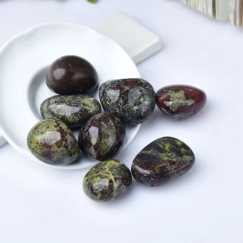 pierre-sang-de-dragon-naturelle-polie Pierres polies de Sang de Dragon Naturelles dans une assiette blanche, nuances de rouge et vert pour énergie et protection