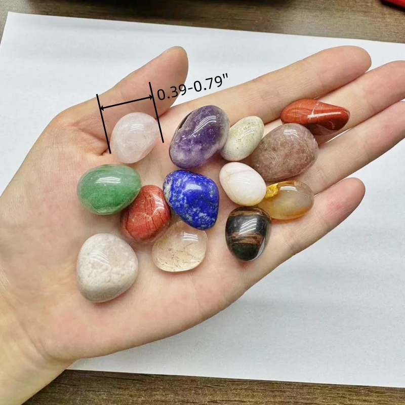 pierres-cristal-polies-taille-main Pierres de cristal polies multicolores de 0,39 à 0,79 pouces posées dans une main