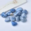 Pierres roulées en aventurine bleue naturelle sur une assiette, pierres polies pour décoration et méditation