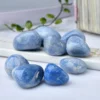Pierres roulées en aventurine bleue naturelle posées sur une surface décorative, cristaux énergétiques pour bien-être