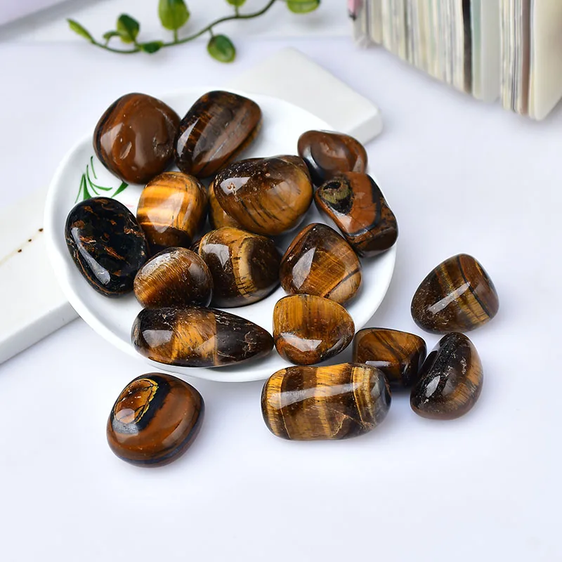 pierres-roulees-oeil-de-tigre-naturel-plaque Pierres roulées en œil de tigre naturel dans un plat, cristaux pour protection et énergie positive