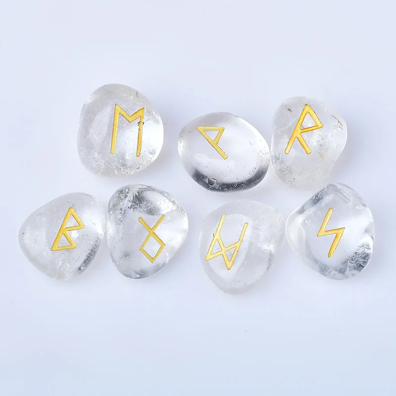 Ensemble de runes en quartz clair naturel, gravées de symboles dorés pour la divination et la méditation