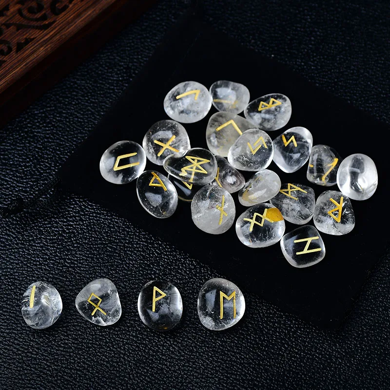 Ensemble de runes en quartz clair naturel, gravées de symboles dorés pour la divination et la méditation