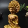 Portrait de la statue de Bouddha doré avec détails du visage et des motifs floraux