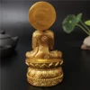 Vue arrière de la statue de Bouddha doré en résine, avec motifs floraux et base lotus