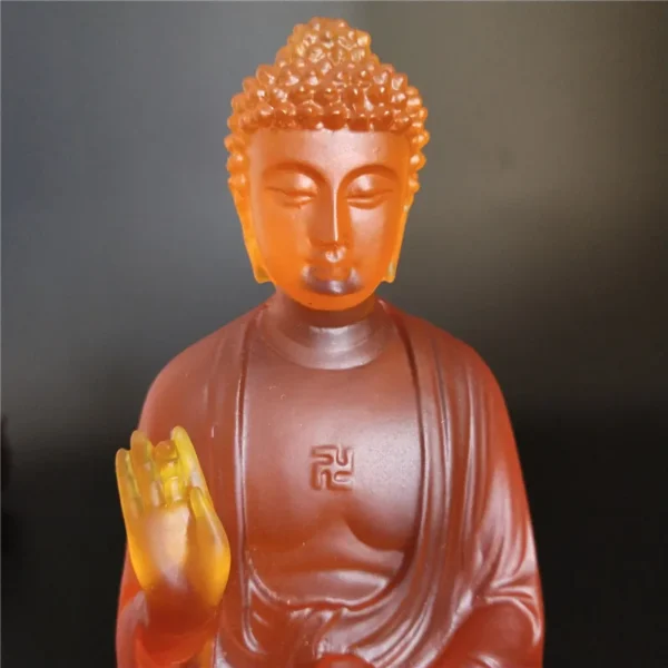 Gros plan de la statue de Bouddha en résine translucide, décor spirituel pour méditation et Feng Shui