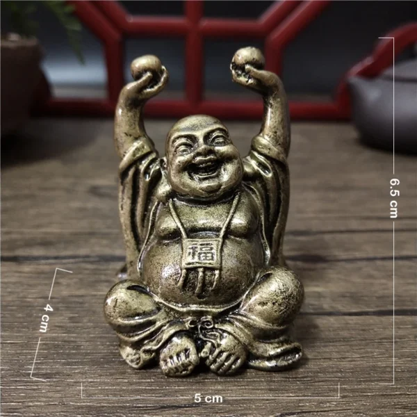 Statue de Bouddha Rieur Maitreya en résine dorée, tenant deux boules de prospérité, dimensions 6,5 cm de hauteur, 5 cm de largeur.