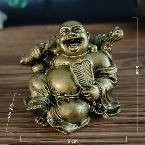 Statue de Bouddha Rieur Maitreya en résine dorée, dimensions 6 cm de largeur, 5 cm de hauteur.