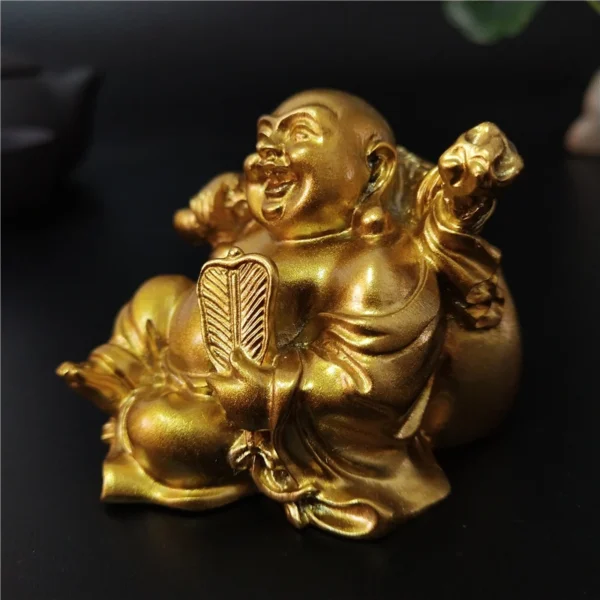Statue de Bouddha Rieur Maitreya en résine dorée, vue de profil, idéale pour le Feng Shui.