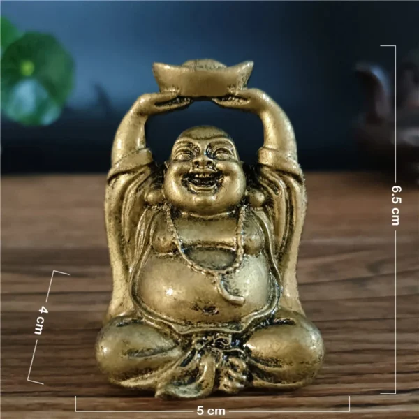 Statue de Bouddha Rieur Maitreya en résine dorée, avec lingot de prospérité et dimensions de 6,5 cm de hauteur.