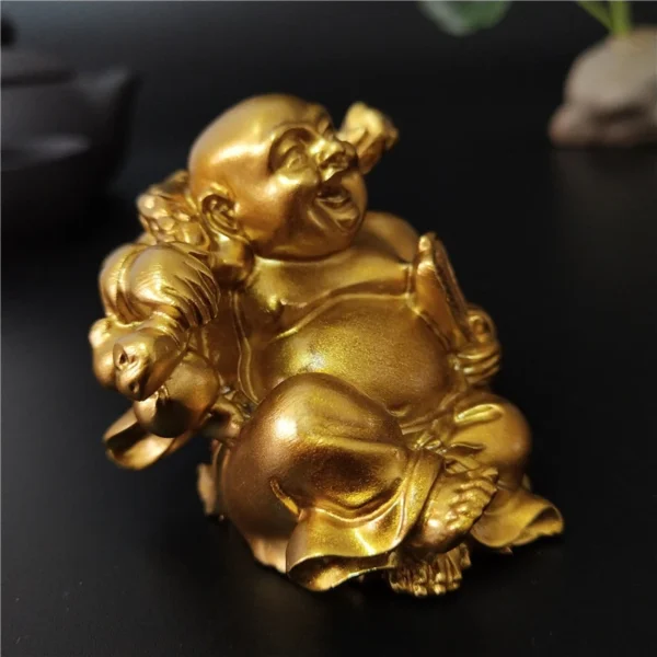 Statue de Bouddha Rieur Maitreya en résine dorée, vue de côté, symbolisant la joie et la prospérité.