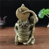 Vue arrière de la statue de Hanuman en résine couleur bronze, avec détails du dos et de la coiffe.