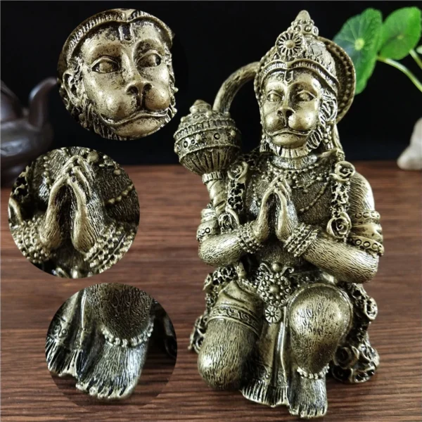 Détails en gros plan de la statue en résine couleur bronze de Hanuman, montrant le visage, les mains en prière et les ornements.