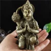 Statue de Hanuman en résine couleur bronze, tenue dans la main pour montrer la taille et les détails.