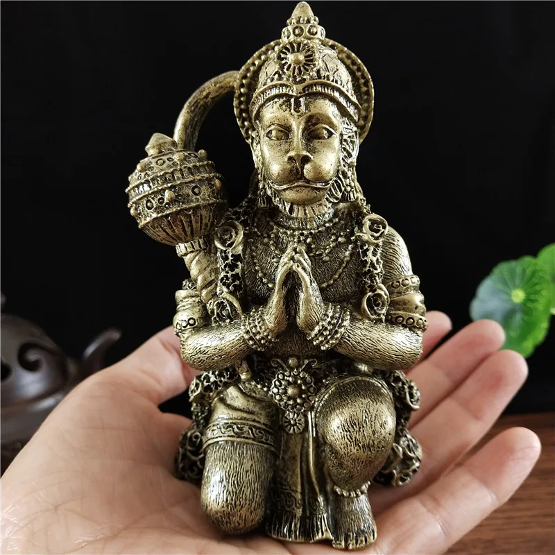 Statue de Hanuman en résine couleur bronze, tenue dans la main pour montrer la taille et les détails.