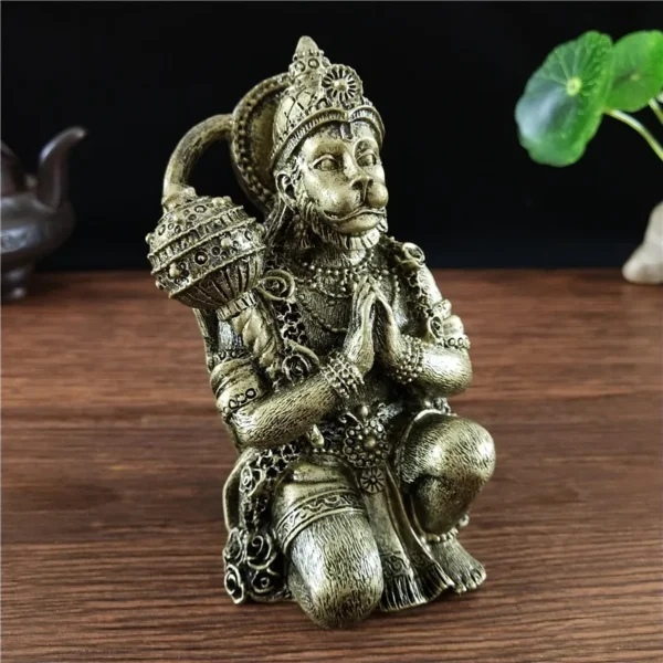 Vue latérale de la statue de Hanuman en résine couleur bronze, montrant les détails de la sculpture et la posture de prière.