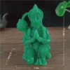 Statue de Hanuman en résine verte avec dimensions de 11,5 cm de hauteur, 7 cm de largeur et 6,5 cm de profondeur.