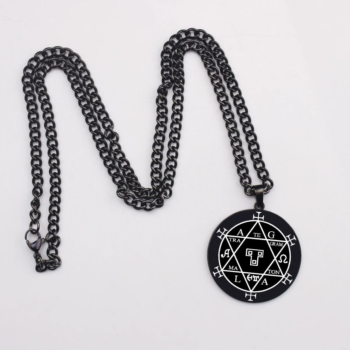 talisman-pentagonal-asterion-sceau-salomon-acier-inoxydable-noir Pendentif Pentagonal d'Astérion en acier inoxydable noir avec Sceau de Salomon, chaîne en maille sombre pour protection spirituelle.