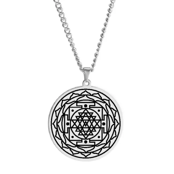 Pendentif Talisman Sri Yantra en acier inoxydable argenté, symbole de prospérité et d'harmonie spirituelle.