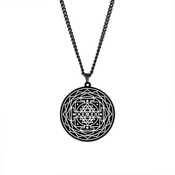 Pendentif Talisman Sri Yantra en acier inoxydable noir, symbole d'harmonie spirituelle et de prospérité.