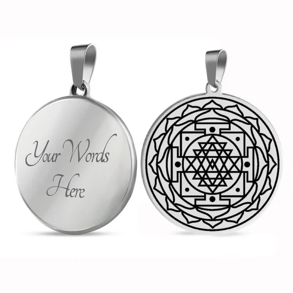Pendentif Talisman Sri Yantra en acier inoxydable argenté avec face personnalisable, symbole d'harmonie et de prospérité.