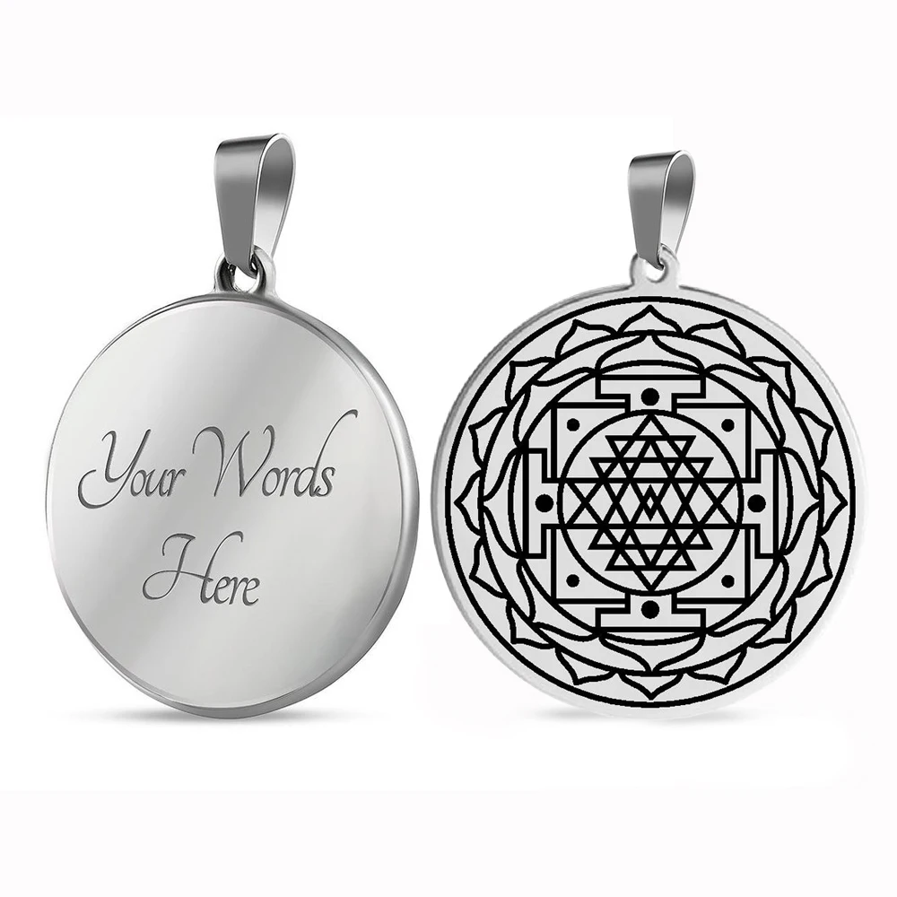 talisman-sri-yantra-oeil-de-shiva-personnalisable-acier-argente. Pendentif Talisman Sri Yantra en acier inoxydable argenté avec face personnalisable, symbole d'harmonie et de prospérité.